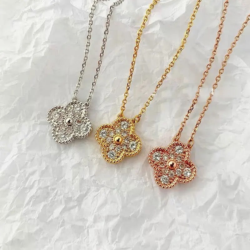 Collar brillante de clavo