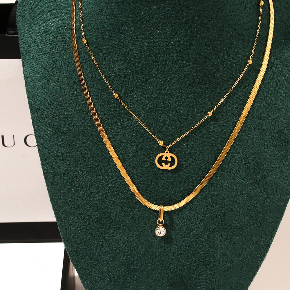 Collar con g elegante
