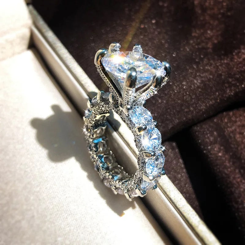 Anillo Amira