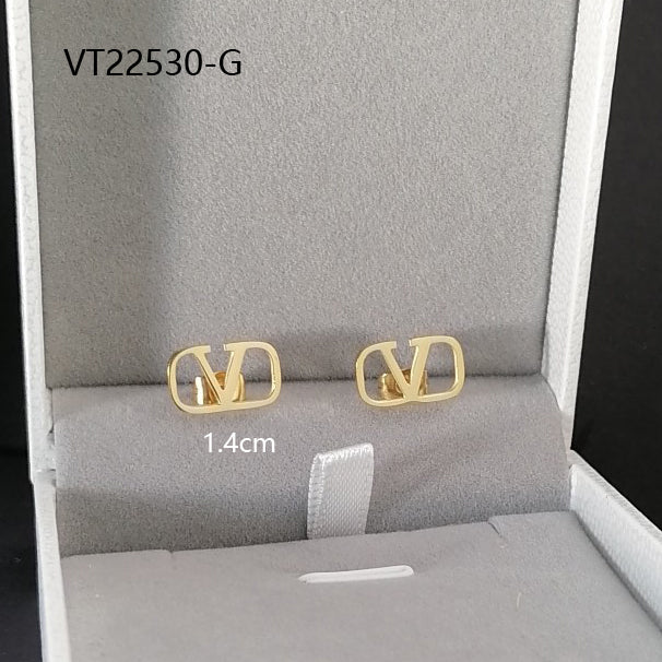 V stud earrings