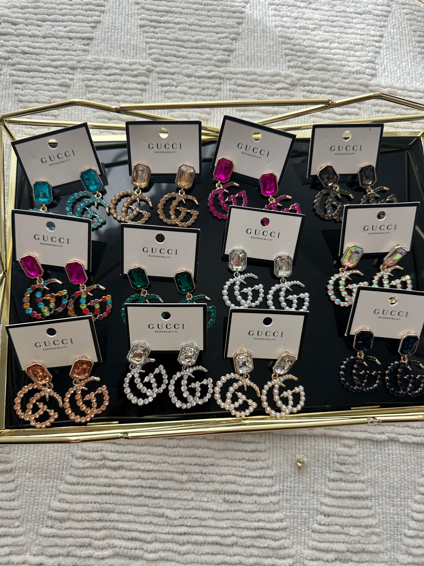 Pendientes femeninos y más colores.