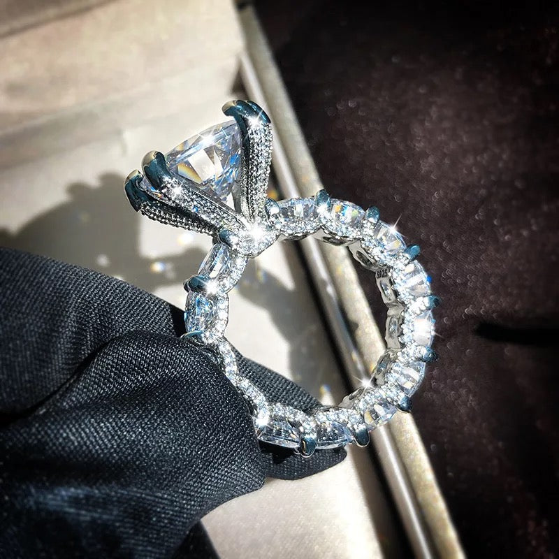 Anillo Amira