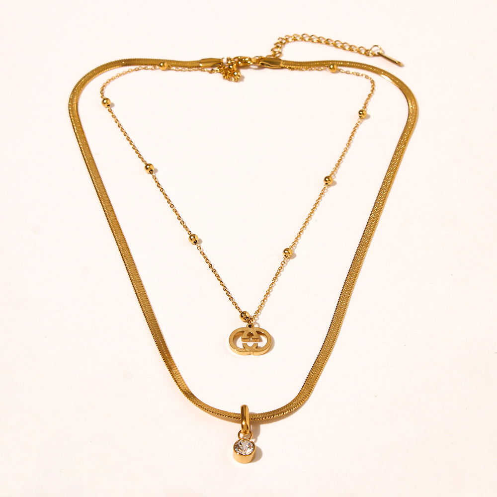 Collar con g elegante
