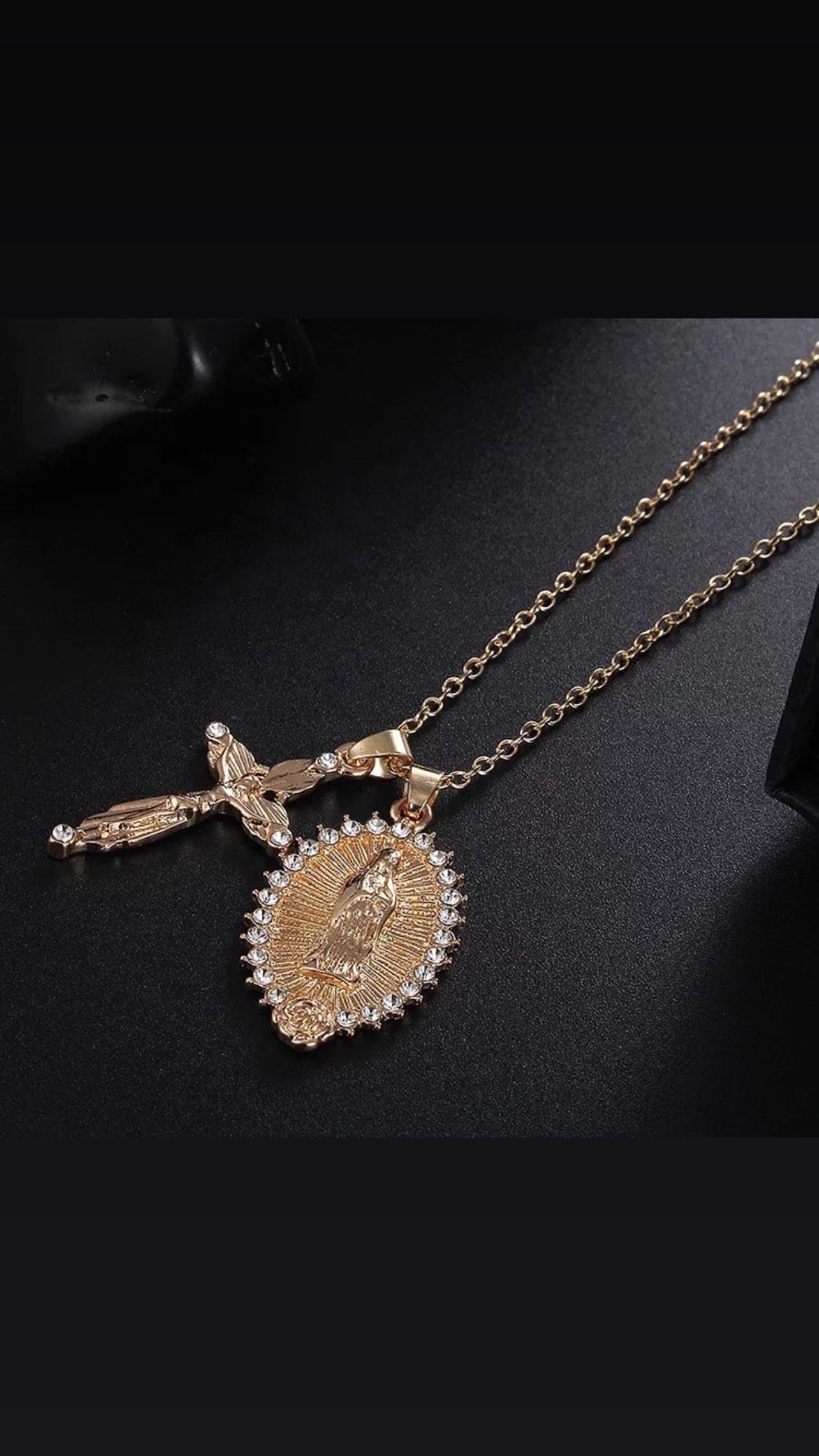 Collar con cruz de la virgen