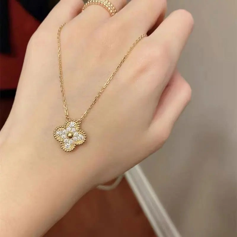 Collar brillante de clavo