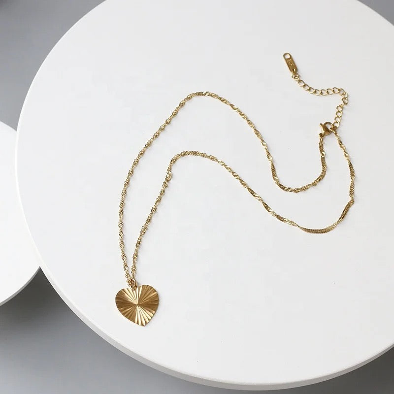 Collar de corazón con luz solar