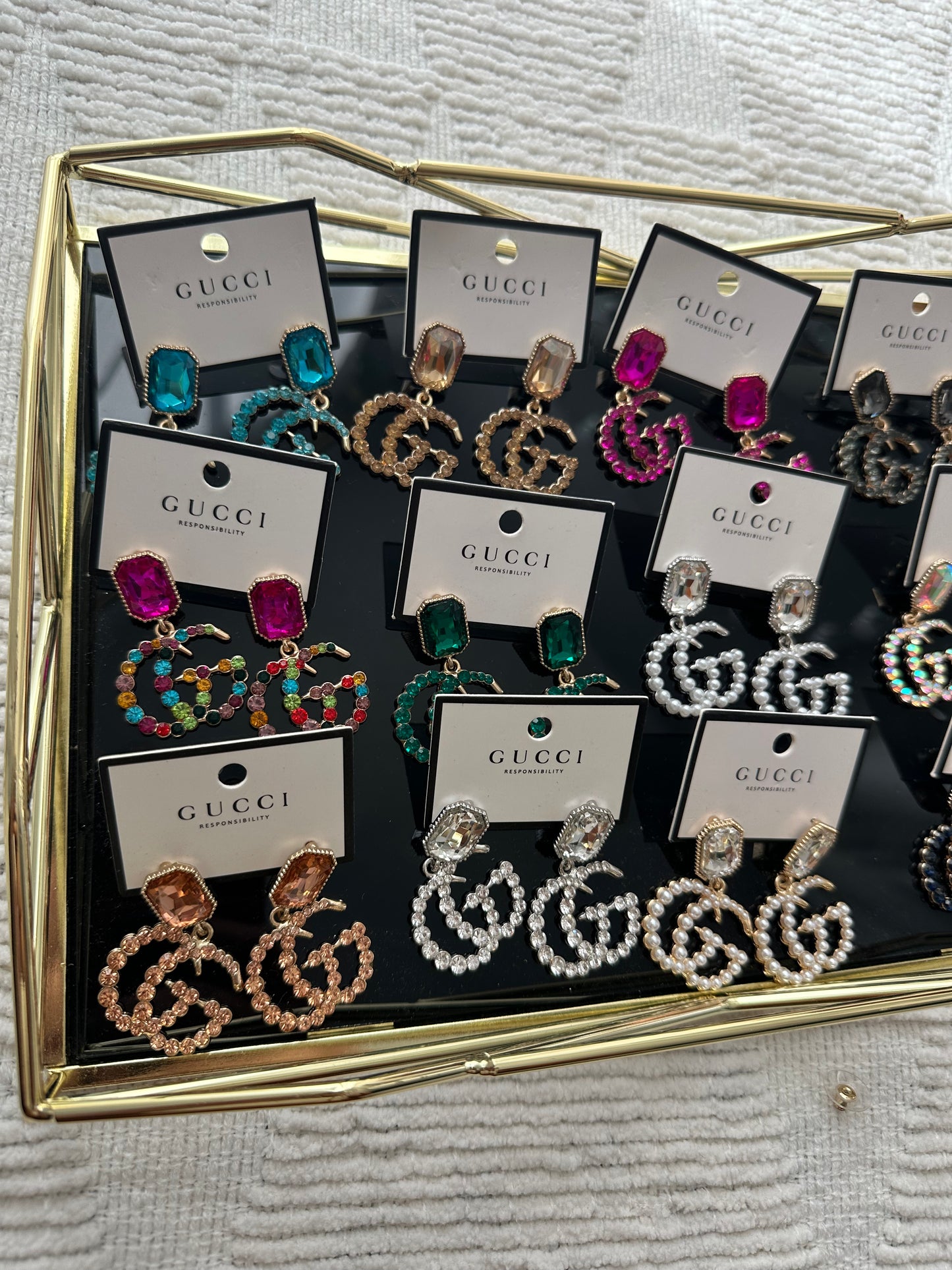 Pendientes femeninos y más colores.