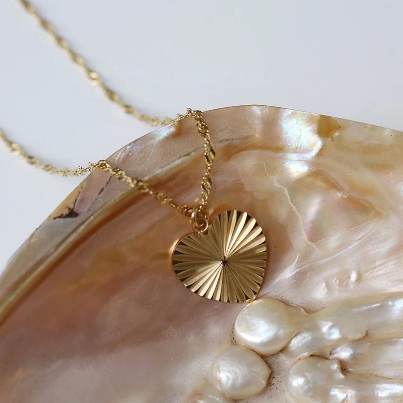 Collar de corazón con luz solar