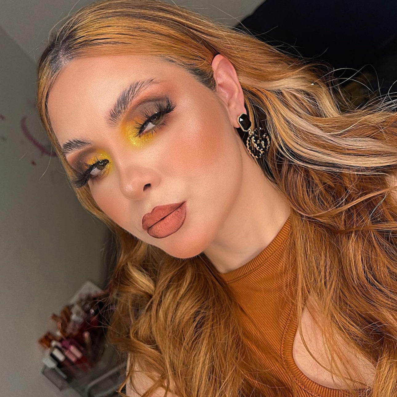 Pendientes femeninos y más colores.