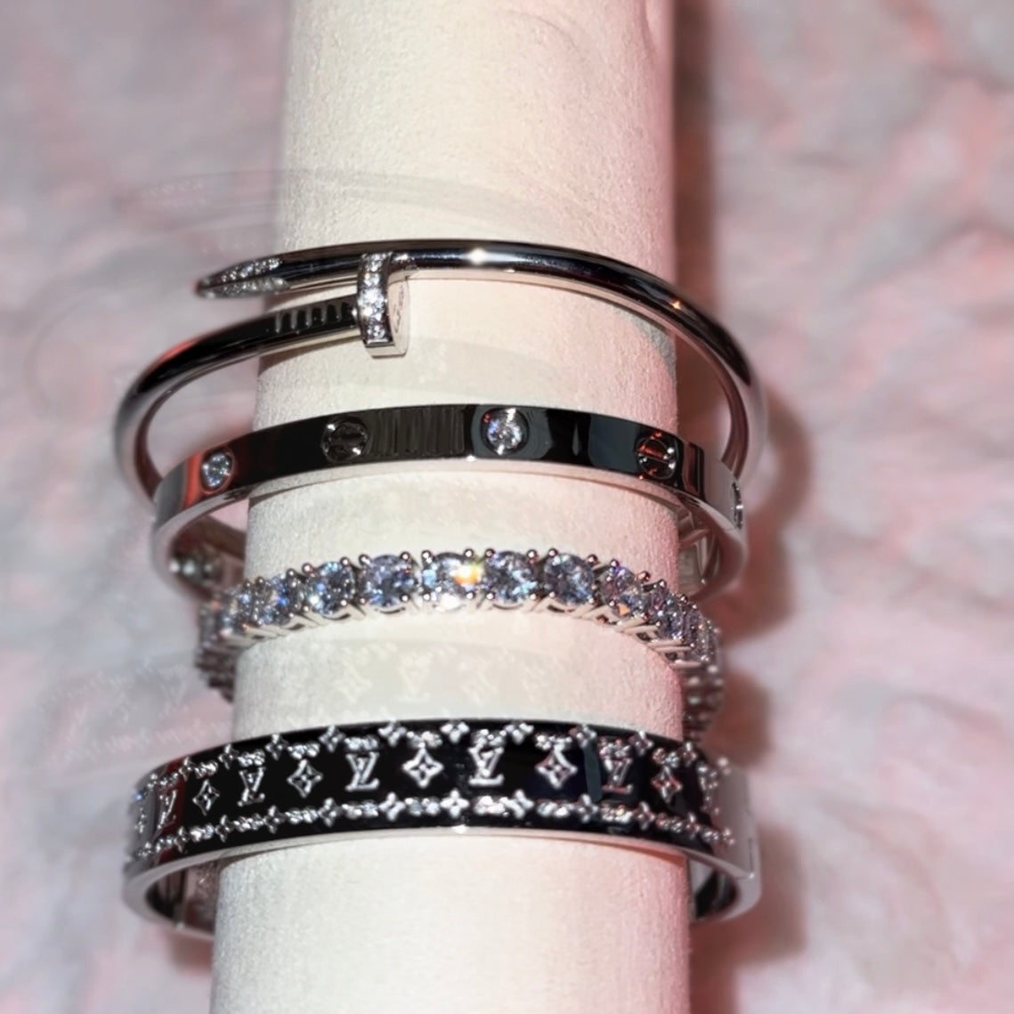 The silver edition sets bracelets