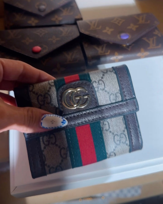 Small g wallet
